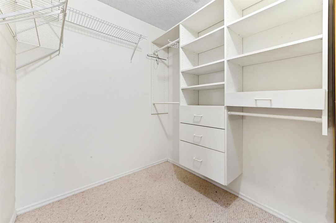 24 closet 01