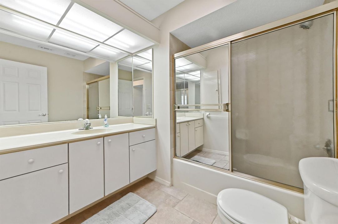 19 bathroom 01