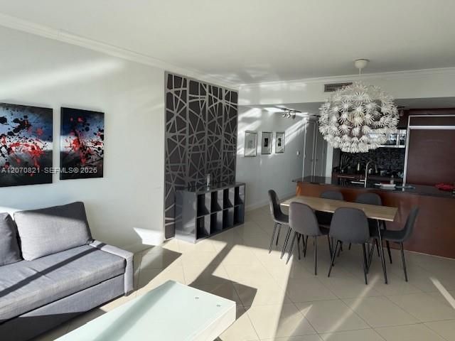 For Rent: $3,900 (2 beds, 1 baths, 1086 Square Feet)