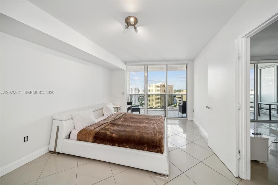 For Rent: $3,900 (2 beds, 1 baths, 1086 Square Feet)