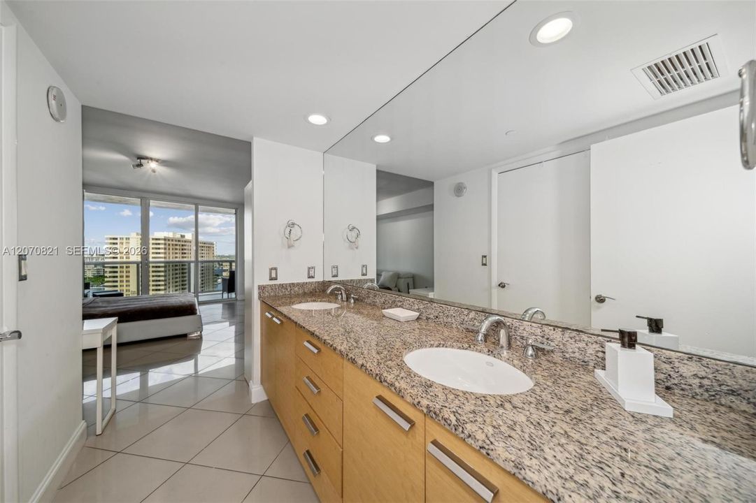For Rent: $3,900 (2 beds, 1 baths, 1086 Square Feet)