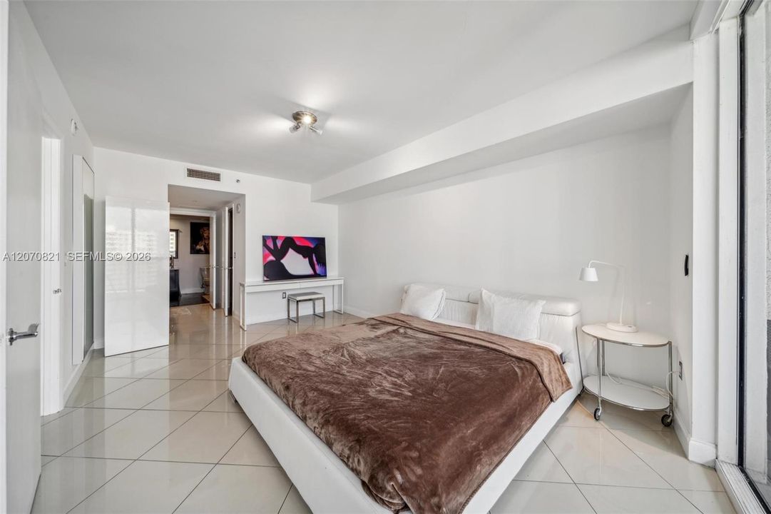For Rent: $3,900 (2 beds, 1 baths, 1086 Square Feet)