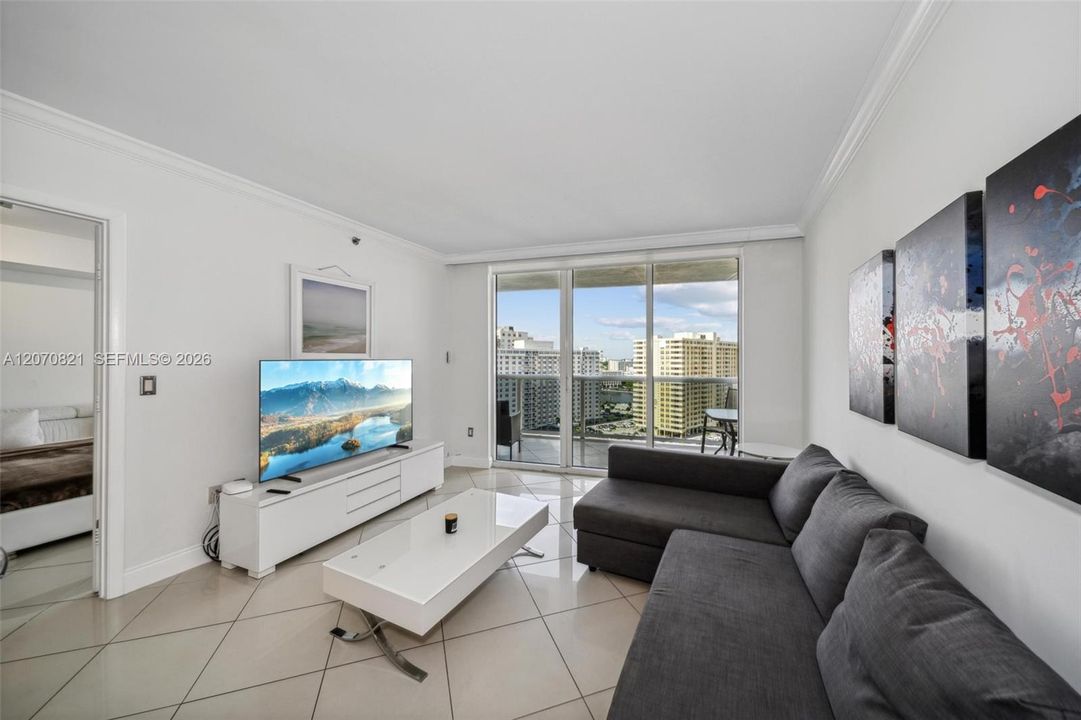For Rent: $3,900 (2 beds, 1 baths, 1086 Square Feet)