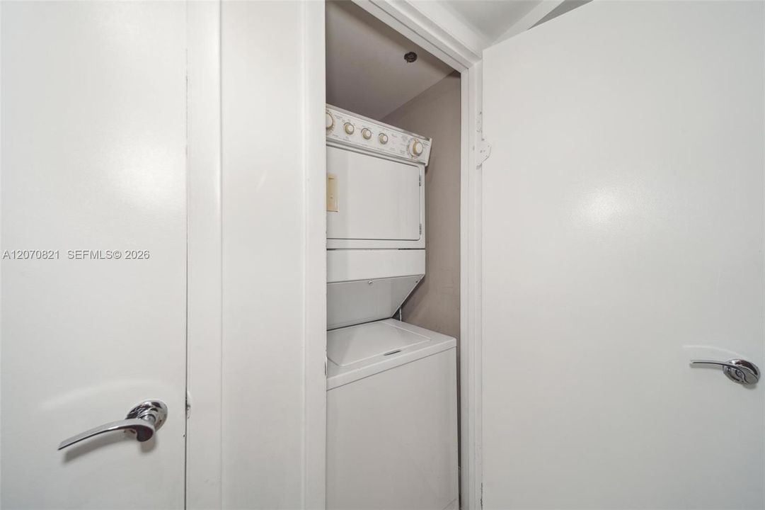For Rent: $3,900 (2 beds, 1 baths, 1086 Square Feet)