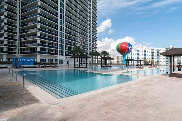 For Rent: $3,900 (2 beds, 1 baths, 1086 Square Feet)