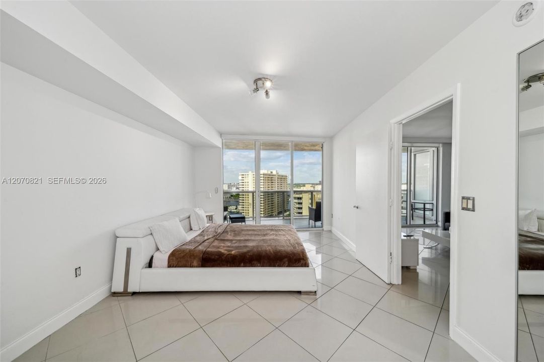 For Rent: $3,900 (2 beds, 1 baths, 1086 Square Feet)