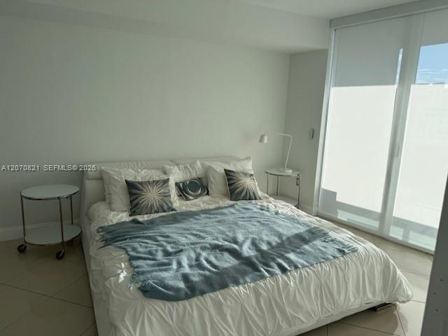 For Rent: $3,900 (2 beds, 1 baths, 1086 Square Feet)