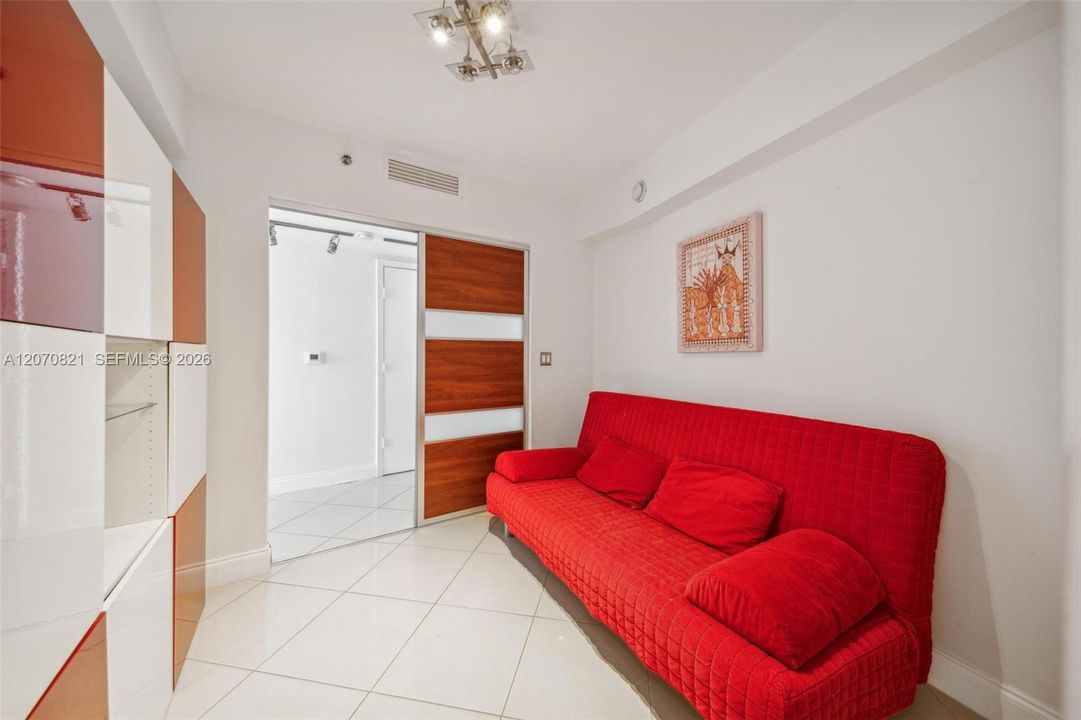 For Rent: $3,900 (2 beds, 1 baths, 1086 Square Feet)