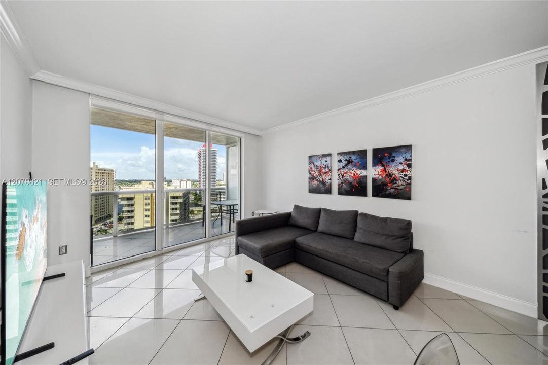 For Rent: $3,900 (2 beds, 1 baths, 1086 Square Feet)