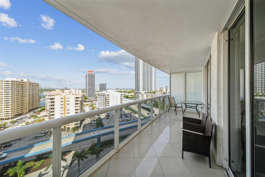 For Rent: $3,900 (2 beds, 1 baths, 1086 Square Feet)