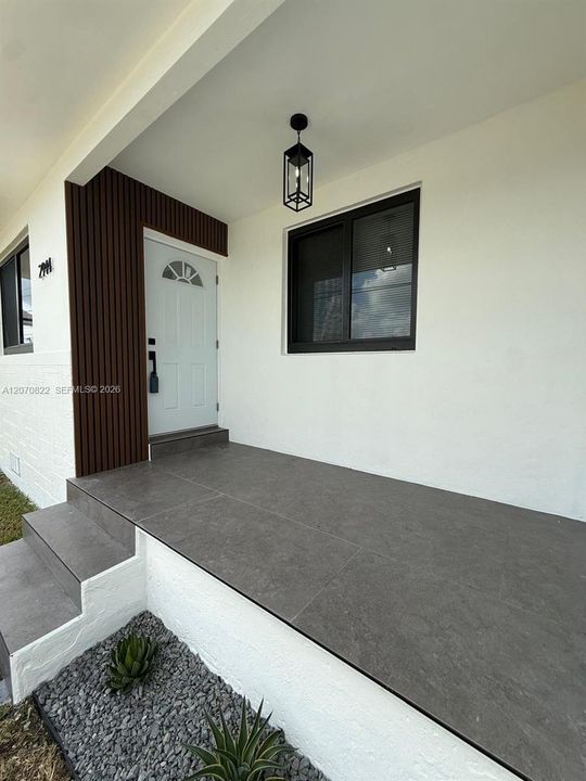 For Sale: $549,900 (4 beds, 2 baths, 1284 Square Feet)