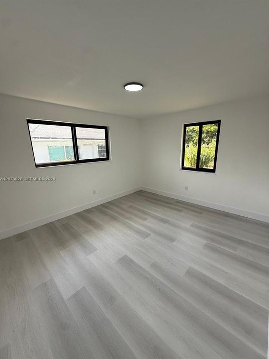 For Sale: $549,900 (4 beds, 2 baths, 1284 Square Feet)