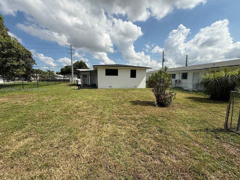 For Sale: $549,900 (4 beds, 2 baths, 1284 Square Feet)