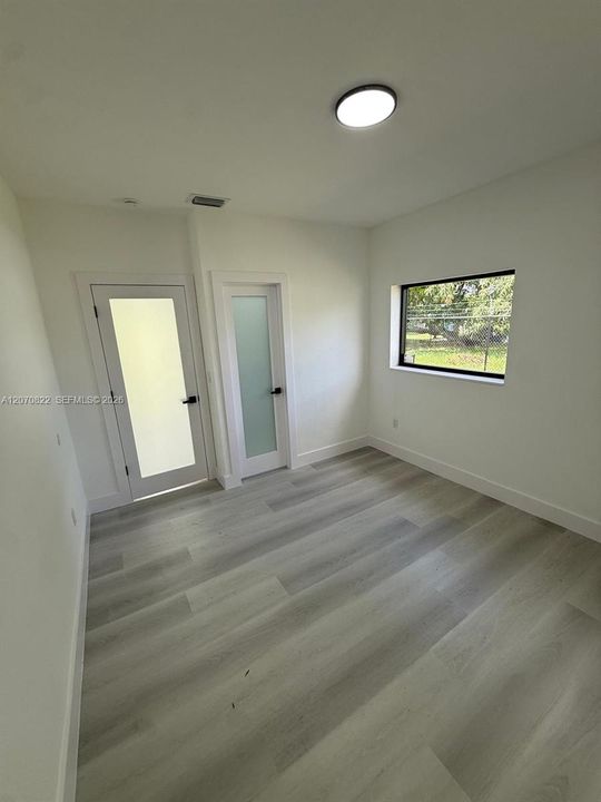 For Sale: $549,900 (4 beds, 2 baths, 1284 Square Feet)