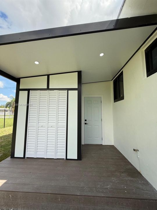 For Sale: $549,900 (4 beds, 2 baths, 1284 Square Feet)