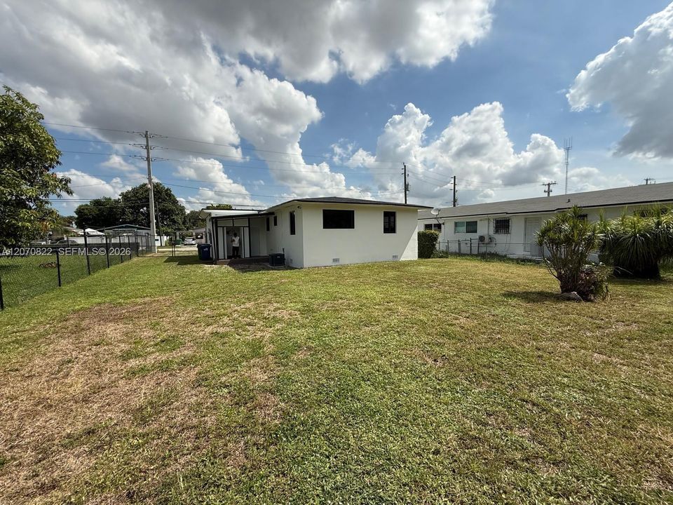 For Sale: $549,900 (4 beds, 2 baths, 1284 Square Feet)