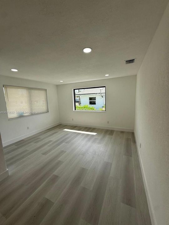 For Sale: $549,900 (4 beds, 2 baths, 1284 Square Feet)