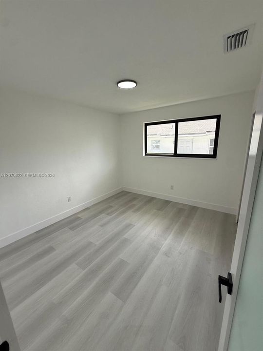 For Sale: $549,900 (4 beds, 2 baths, 1284 Square Feet)