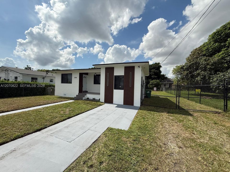 For Sale: $549,900 (4 beds, 2 baths, 1284 Square Feet)