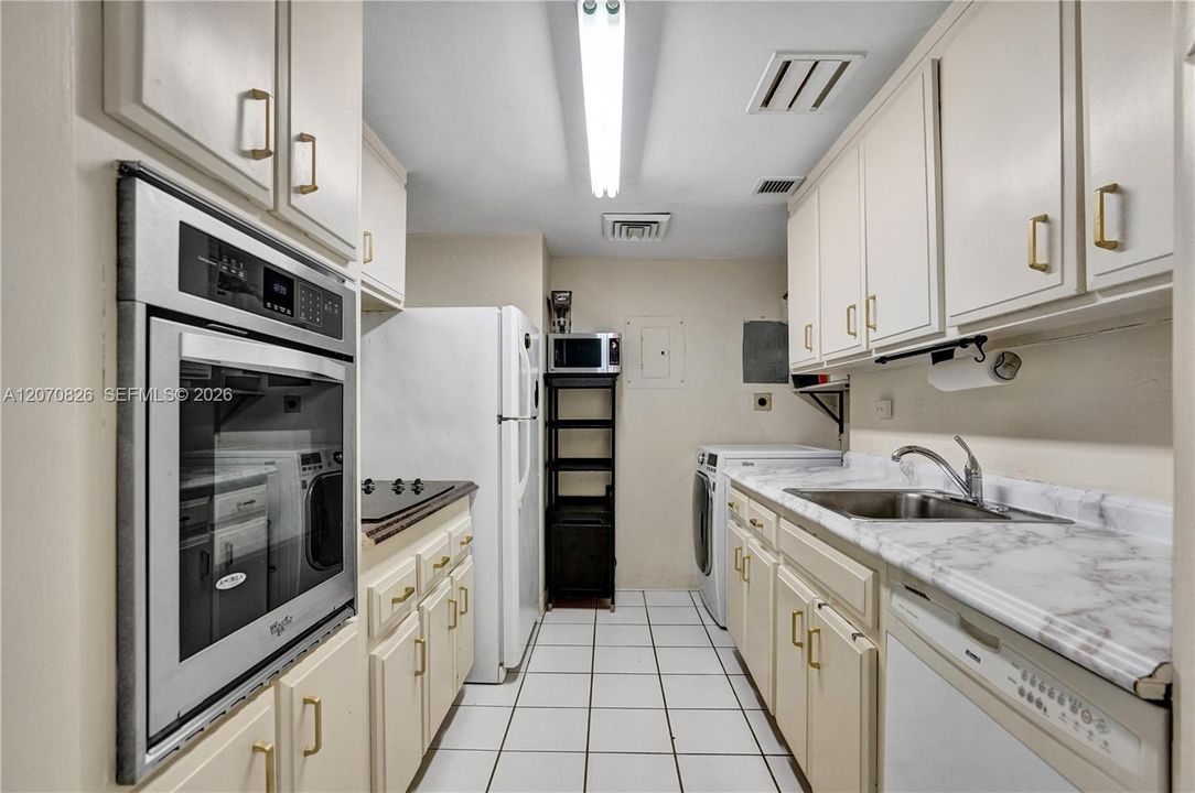 For Sale: $725,000 (2 beds, 2 baths, 1188 Square Feet)