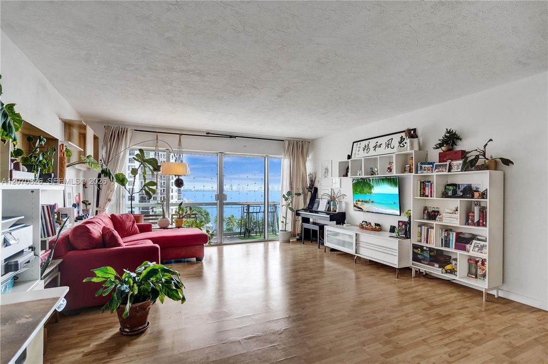 For Sale: $725,000 (2 beds, 2 baths, 1188 Square Feet)