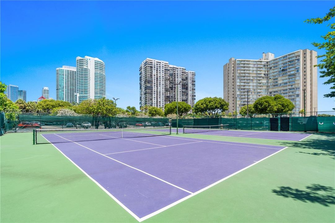 For Sale: $725,000 (2 beds, 2 baths, 1188 Square Feet)