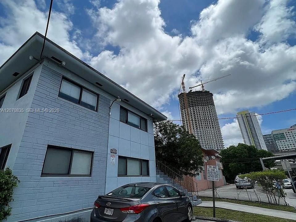 For Rent: $1,695 (1 beds, 1 baths, 700 Square Feet)