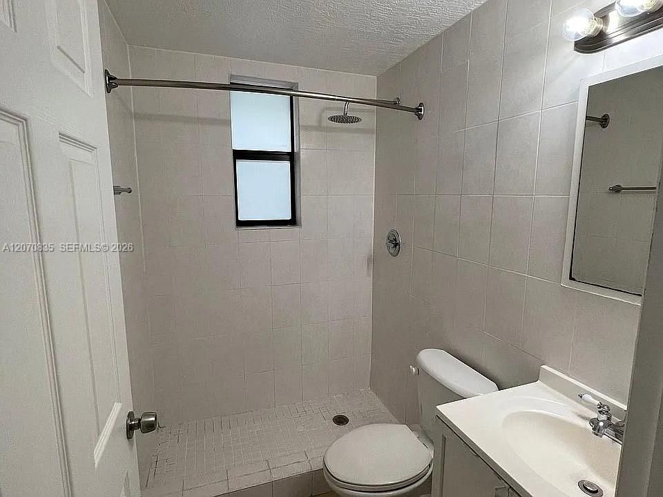 For Rent: $1,695 (1 beds, 1 baths, 700 Square Feet)