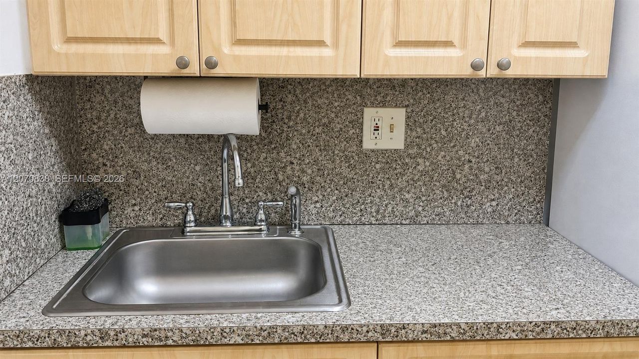 For Rent: $1,800 (1 beds, 1 baths, 551 Square Feet)