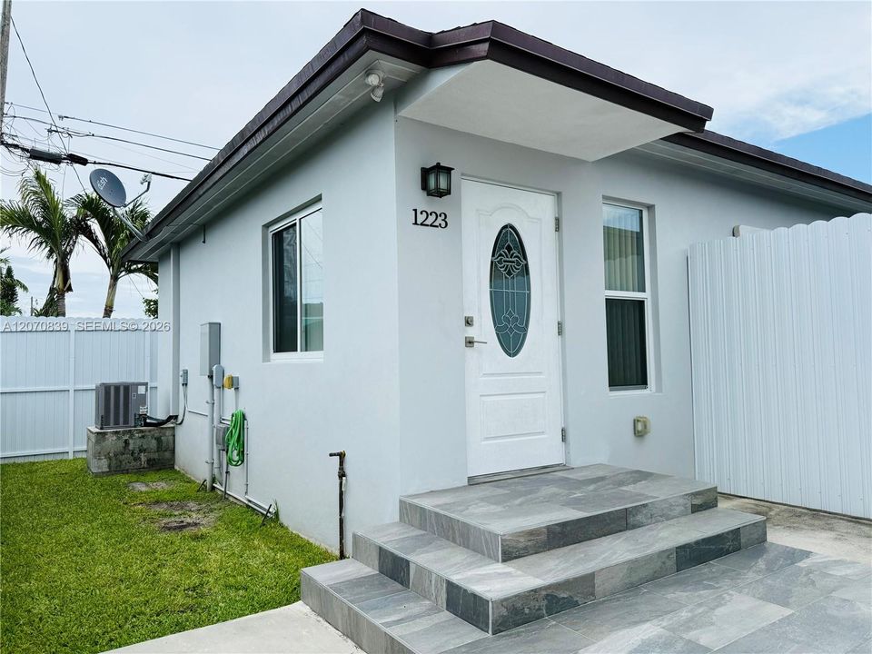 For Rent: $2,500 (2 beds, 1 baths, 1104 Square Feet)