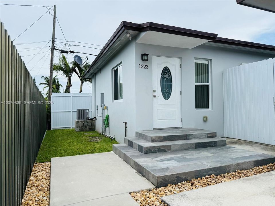 For Rent: $2,500 (2 beds, 1 baths, 1104 Square Feet)
