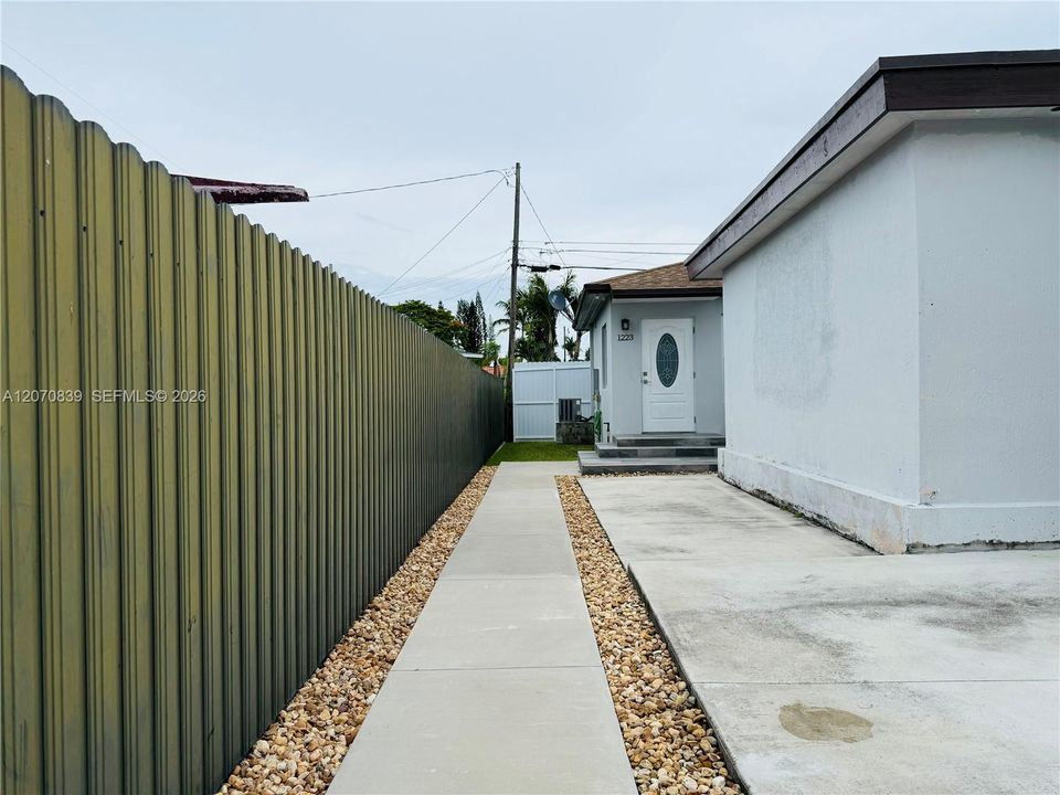 For Rent: $2,500 (2 beds, 1 baths, 1104 Square Feet)
