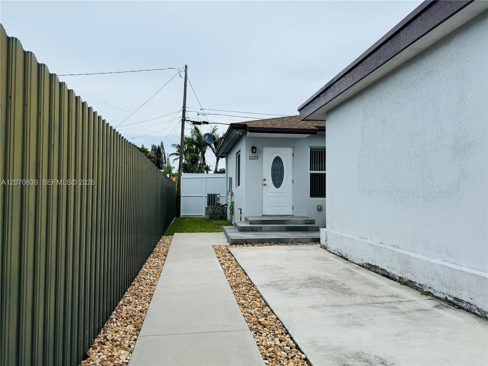 For Rent: $2,500 (2 beds, 1 baths, 1104 Square Feet)