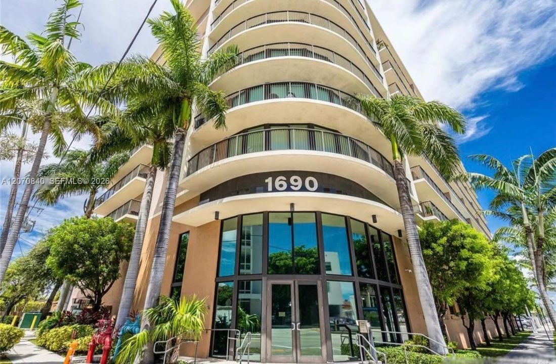 For Rent: $2,600 (2 beds, 2 baths, 985 Square Feet)