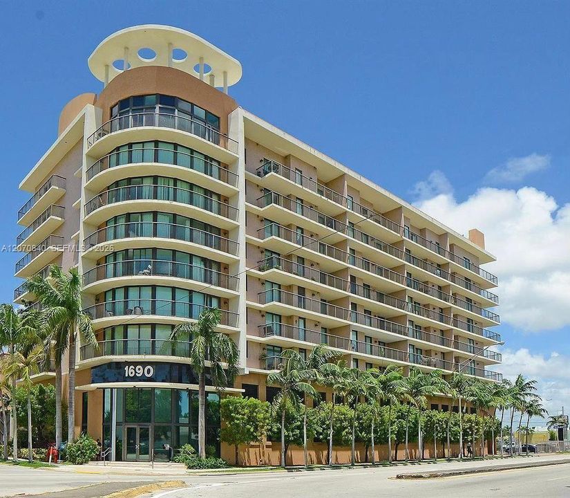 For Rent: $2,600 (2 beds, 2 baths, 985 Square Feet)