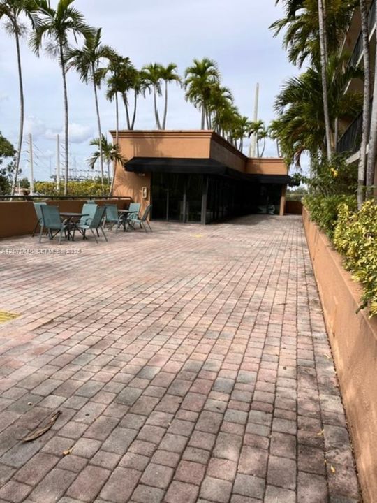 For Rent: $2,600 (2 beds, 2 baths, 985 Square Feet)
