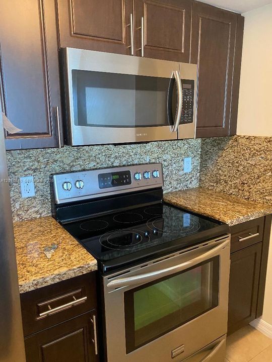 For Rent: $2,600 (2 beds, 2 baths, 985 Square Feet)