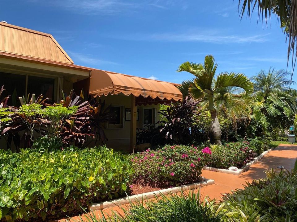 For Rent: $1,845 (1 beds, 1 baths, 840 Square Feet)