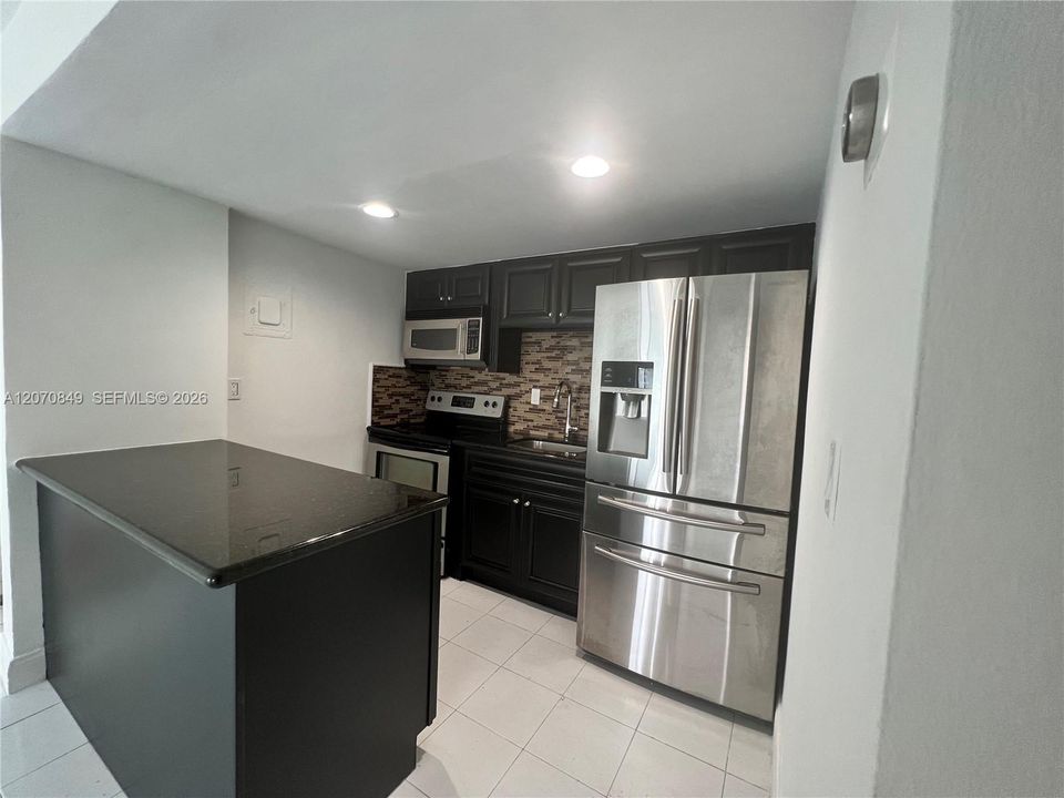 For Rent: $2,100 (2 beds, 1 baths, 750 Square Feet)