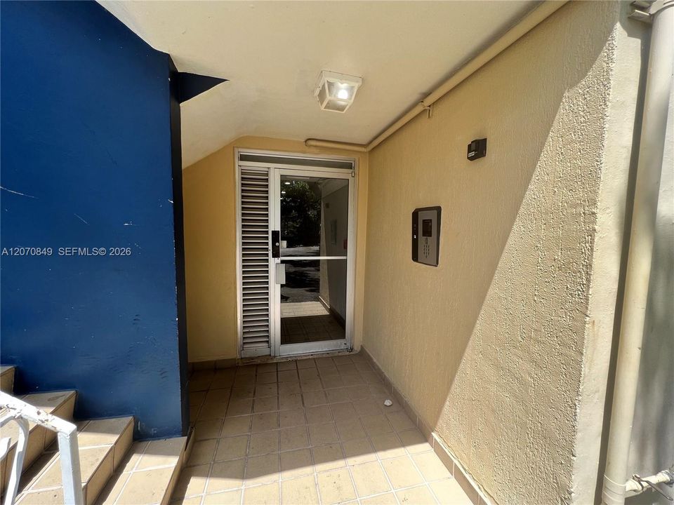 For Rent: $2,100 (2 beds, 1 baths, 750 Square Feet)