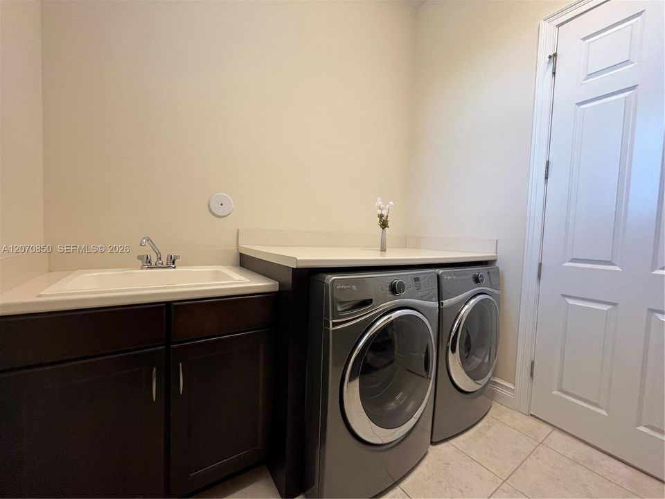 For Sale: $2,290,000 (5 beds, 7 baths, 5188 Square Feet)