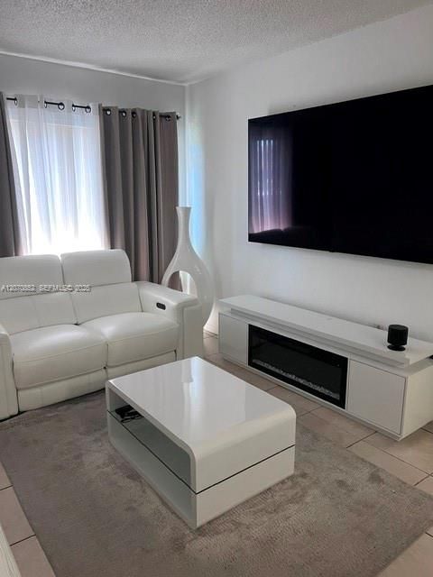For Rent: $2,300 (3 beds, 2 baths, 994 Square Feet)