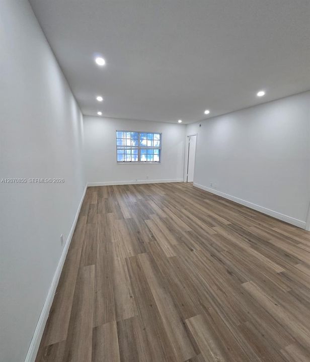 For Sale: $193,500 (1 beds, 1 baths, 685 Square Feet)