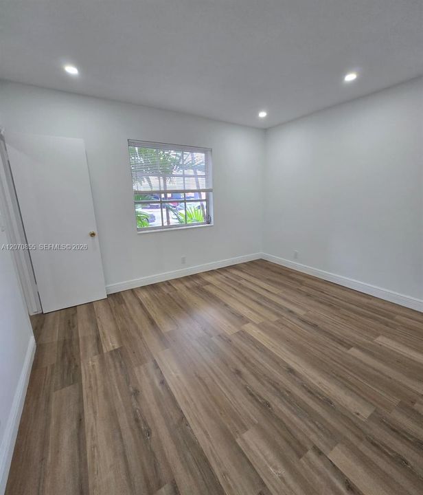 For Sale: $193,500 (1 beds, 1 baths, 685 Square Feet)