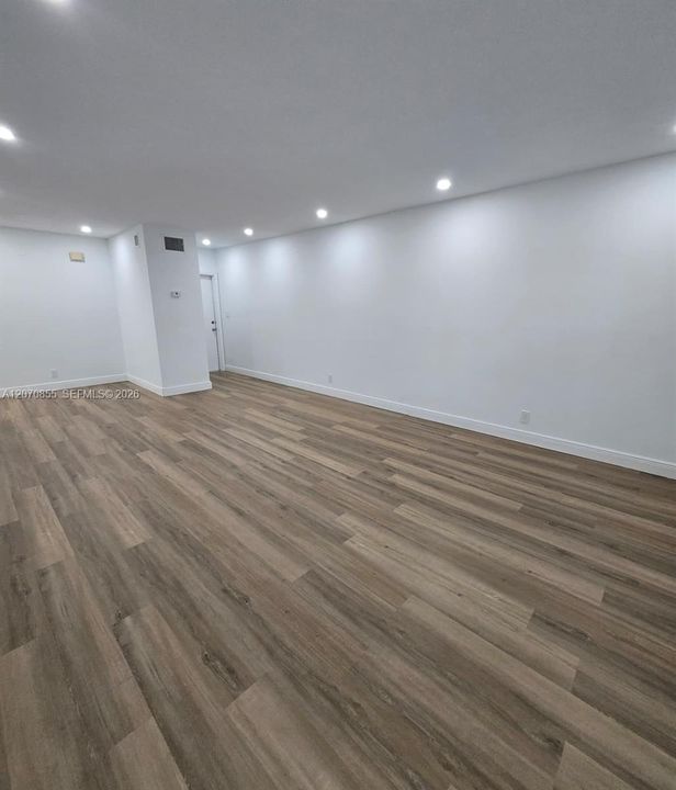 For Sale: $193,500 (1 beds, 1 baths, 685 Square Feet)