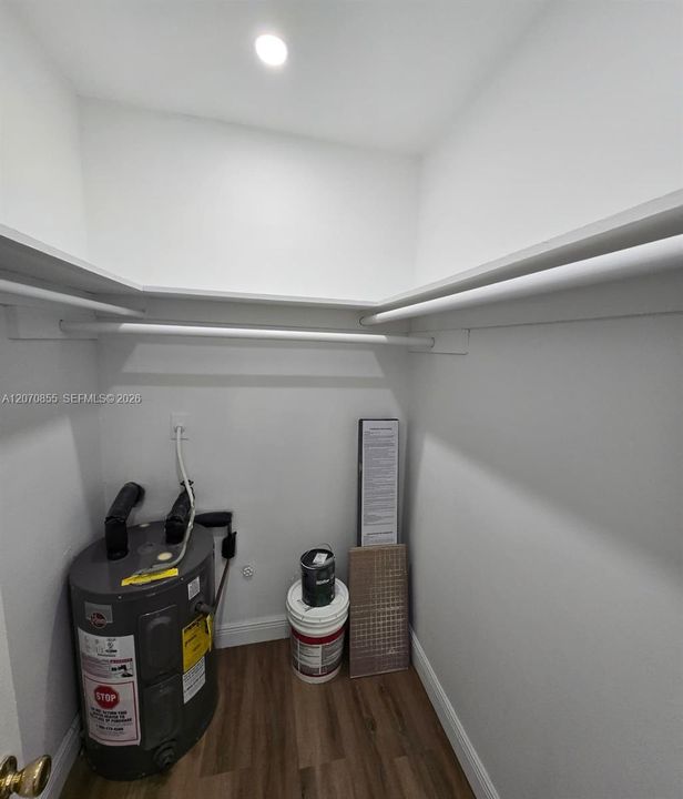 For Sale: $193,500 (1 beds, 1 baths, 685 Square Feet)