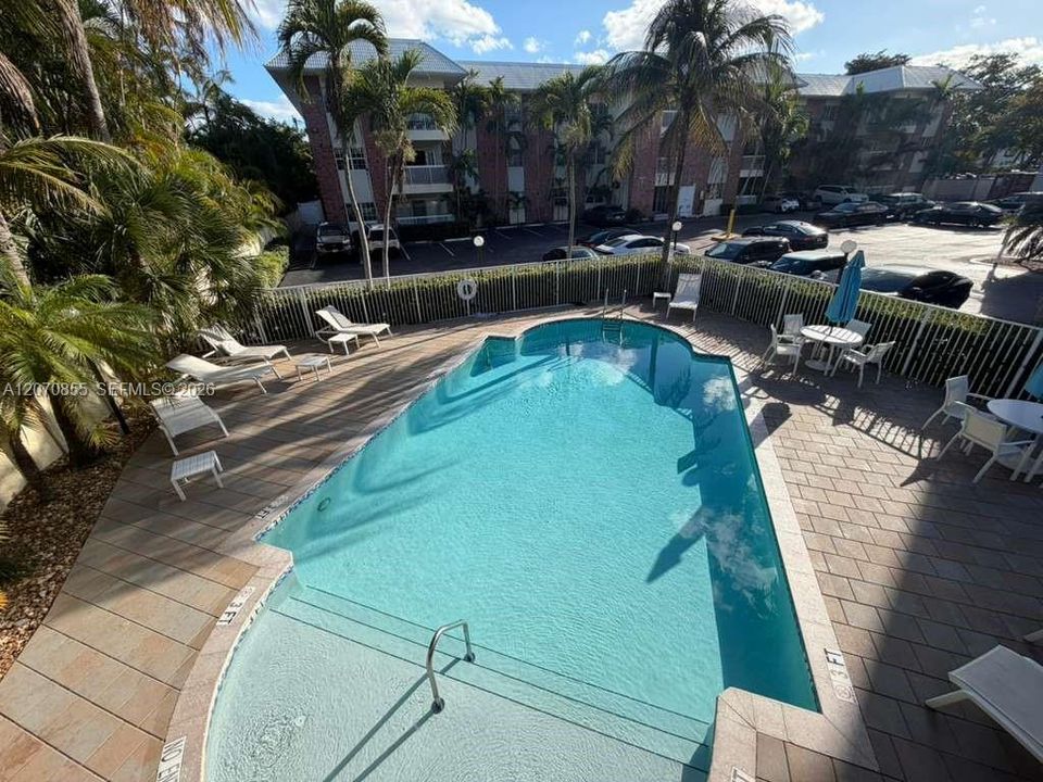 For Sale: $193,500 (1 beds, 1 baths, 685 Square Feet)