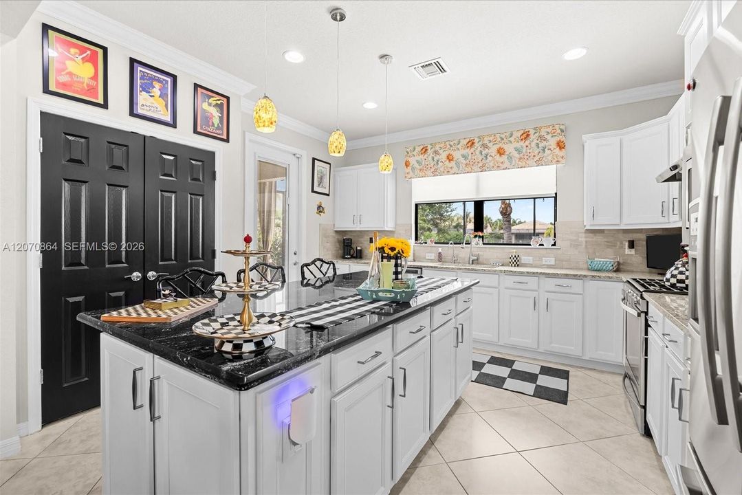 For Sale: $519,000 (2 beds, 2 baths, 1432 Square Feet)