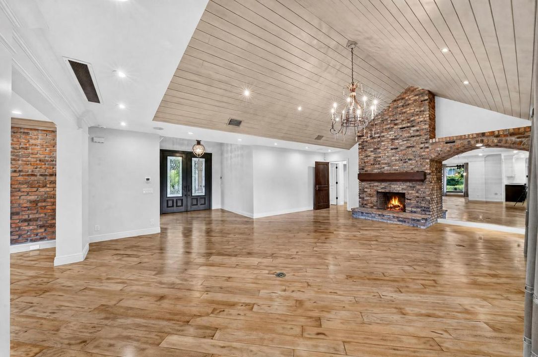 014-004-Living Room-1500x996