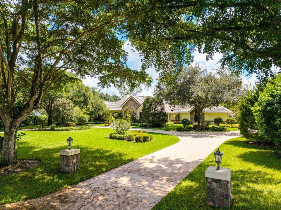 004-039-Front Yard-1334x1000